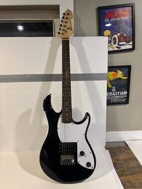 Peavey Rockmaster Full Size Black and White Electric Guitar
